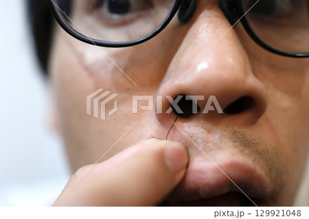 男性の鼻毛が出ているクローズアップ写真。長い鼻毛。 129921048