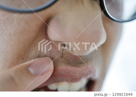 男性の鼻毛が出ているクローズアップ写真。長い鼻毛。 129921049