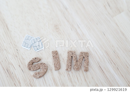 SIMカードとSIMの文字。コピースペースの写真素材。 129921619