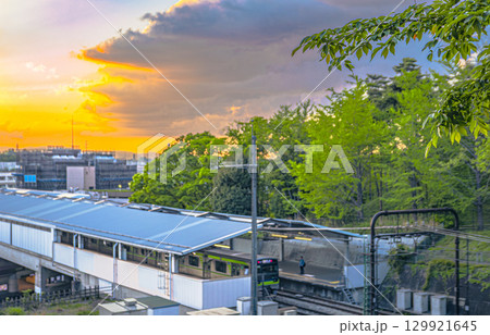 夕暮れ時の京王永山駅のホームの写真 129921645