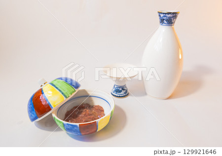 徳利とおちょこと器に入ったカツオの塩辛の写真 129921646