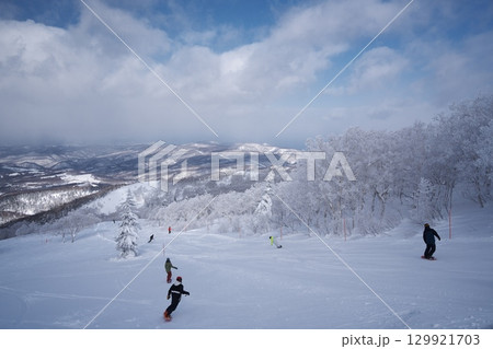 ウィンターシーズンのキロロスノーワールドのゲレンデ 129921703