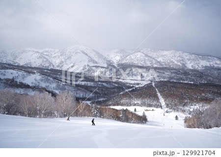 ウィンターシーズンのキロロスノーワールドのゲレンデ 129921704