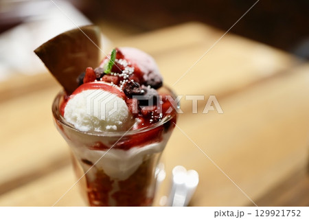 ベリーとアイスのパフェ。コピースペース。 129921752