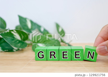 緑色のブロックに並んだGREENの文字と葉の背景 緑色のブロックに並んだGREENの文字と葉の背景 129921756