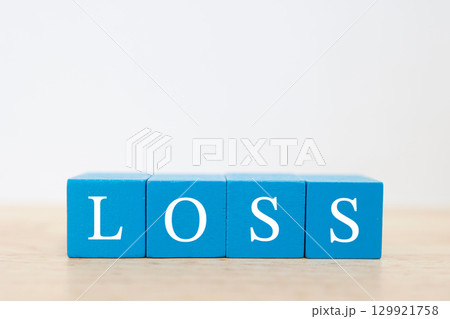 4つの青いブロックに書かれたLOSSの文字 129921758