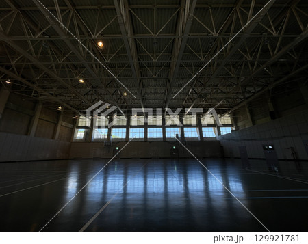 照明を落として静まりかえった体育館 129921781