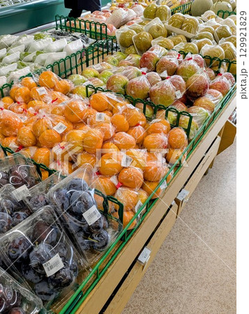 スーパーで売られているフルーツ 129921829