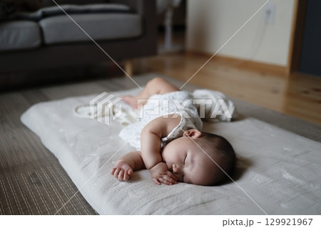 指しゃぶりをしながら昼寝する生後5ヶ月の赤ちゃん 指しゃぶりをしながら昼寝する生後5ヶ月の赤ちゃん 129921967