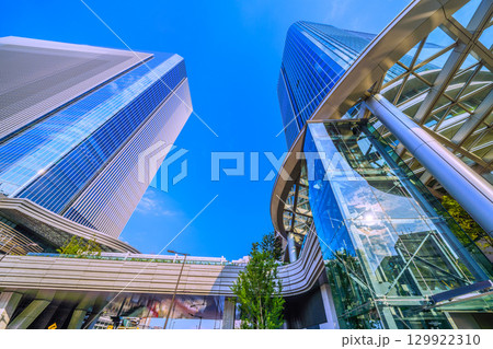 日本の東京都市景観 8月。高輪ゲートウェイシティやガラスに映る太陽光などを望む…新時代へ=21日 日本の東京都市景観 8月。高輪ゲートウェイシティやガラスに映る太陽光などを望む…新時代へ=21日 129922310