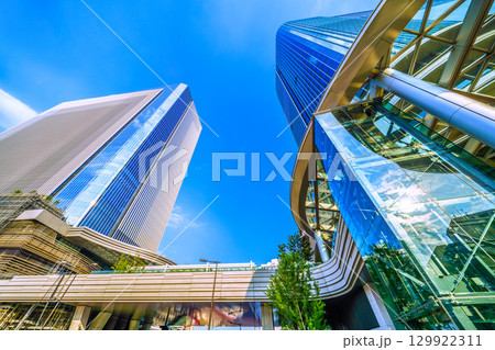 日本の東京都市景観 8月。高輪ゲートウェイシティやガラスに映る太陽光などを望む…新時代へ＝21日 129922311