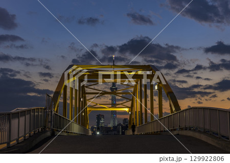 夕焼けに染まる四ツ木橋とスカイツリー 129922806