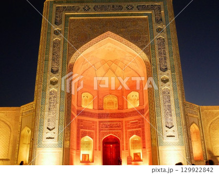 ライトアップされたカラーンモスク（ウズベキスタン：ブハラ） 129922842
