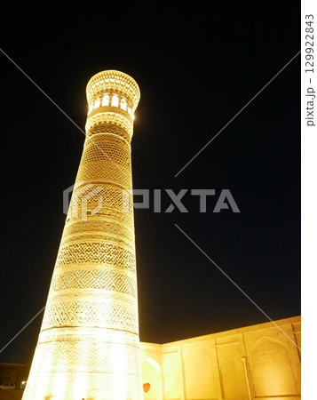 ライトアップされたカラーンミナレット（ウズベキスタン：ブハラ） 129922843
