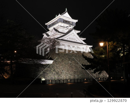 白壁の奥に揺れる灯―小倉城の夜景Ⅸ 129922870