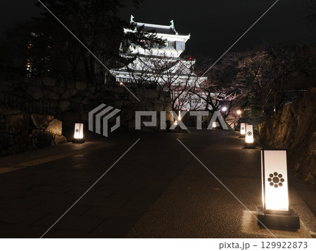 灯籠の道に浮かぶ白の層―小倉城の夜景Ⅻ 灯籠の道に浮かぶ白の層―小倉城の夜景Ⅻ 129922873
