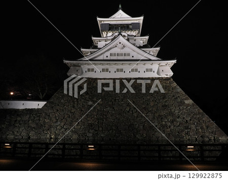 傾斜の上に重なる白の層―小倉城の夜景ⅩⅣ 129922875