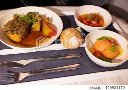 おいしい国際線ビジネスクラスの機内食 129923170
