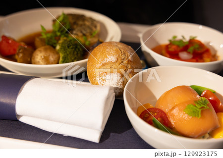 おいしい国際線ビジネスクラスの機内食 おいしい国際線ビジネスクラスの機内食 129923175