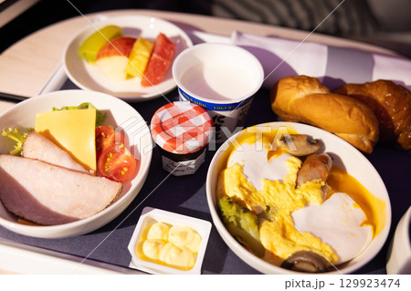 おいしい国際線ビジネスクラスの機内食の朝食 129923474