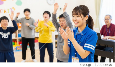 施設でのレクリエーションを楽しむ障がい者と支援員の女性の笑顔 129923650