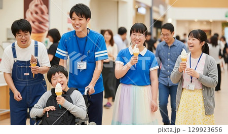 ショッピングセンターで笑顔で過ごす車いすの障がい者と支援員の男性写真 129923656