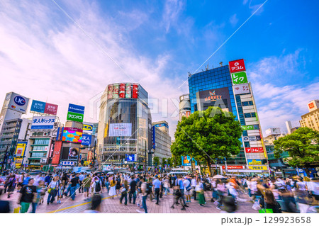 日本の東京都市景観8月21日。インバウンド続く…外国人観光客らで賑わう渋谷などを望む… 129923658