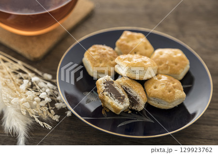 おやつの時間、チョコレートパイ 129923762