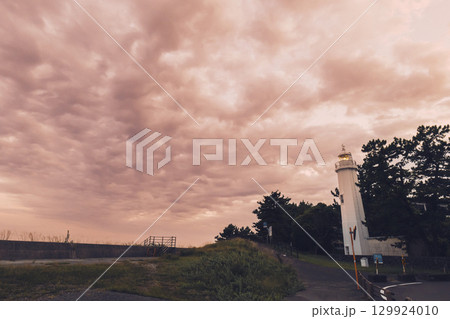 静岡市三保の松原に立つ清水灯台の夕暮れ 129924010