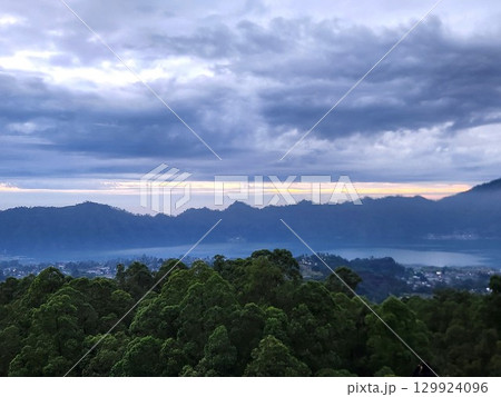 バリ島バトゥール湖と朝焼けの雲に包まれた風景 129924096