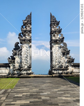 バリ島ランプヤン寺院の天空の門とアグン山 バリ島ランプヤン寺院の天空の門とアグン山 129924101