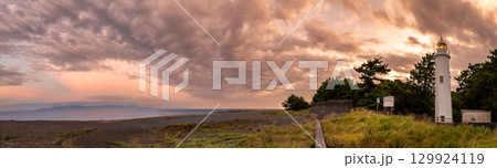 静岡市三保の松原に立つ清水灯台の夕暮れと駿河湾のパノラマ 129924119