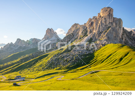 Bright Sunny Day in the Alpine Valley Bright Sunny Day in the Alpine Valley 129924209