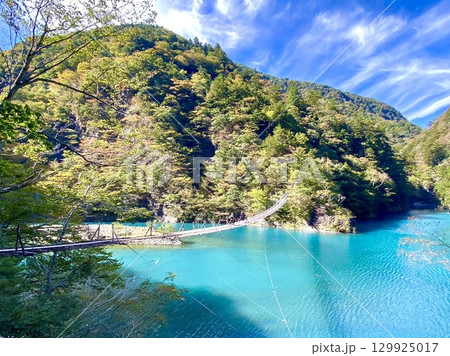 エメラルドグリーンの湖に架かる夢のつり橋 129925017