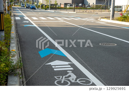 路肩に描かれた自転車ナビライン 路肩に描かれた自転車ナビライン 129925691