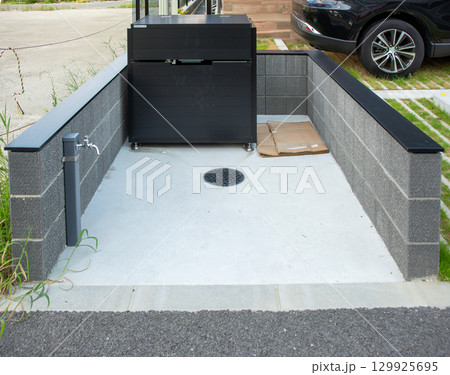 集合住宅のごみ集積場所 集合住宅のごみ集積場所 129925695