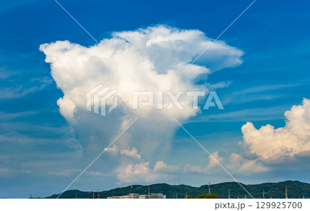 夕暮れ時に大きく成長した積乱雲 129925700