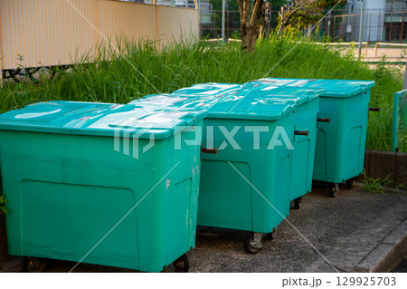 公営団地のごみ集積所 129925703