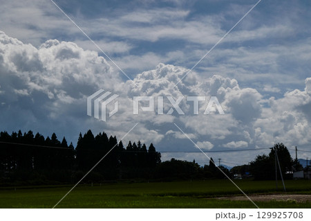 乱層雲の上部に何層にも広がる巻雲 129925708
