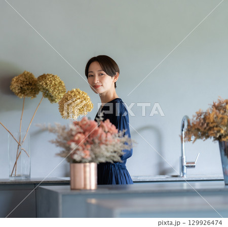 花に囲まれて暮らす女性 129926474