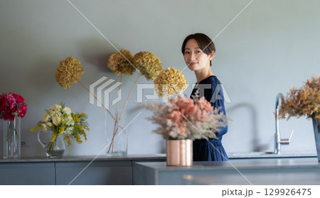 花に囲まれて暮らす女性 129926475