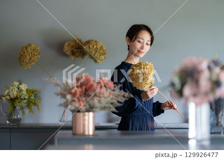 花に囲まれて暮らす女性 129926477