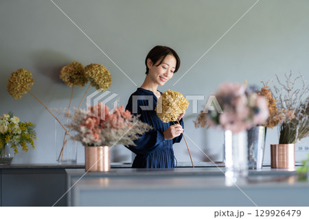 花に囲まれて暮らす女性 129926479