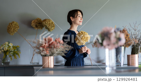 花に囲まれて暮らす女性 花に囲まれて暮らす女性 129926481