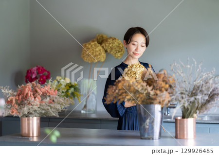 花に囲まれて暮らす女性 129926485