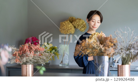 花に囲まれて暮らす女性 花に囲まれて暮らす女性 129926486