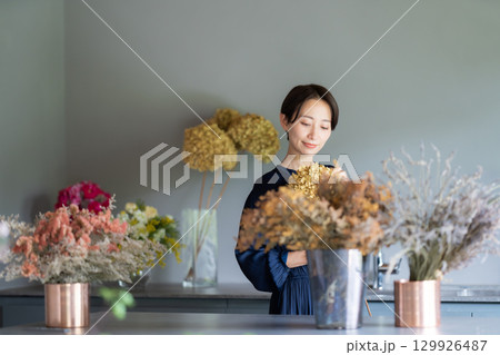 花に囲まれて暮らす女性 花に囲まれて暮らす女性 129926487