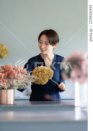 花に囲まれて暮らす女性 花に囲まれて暮らす女性 129926491