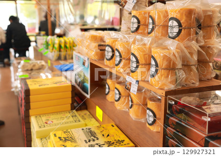 店舗に並ぶ伝統的なバウムクーヘン 129927321