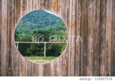 [兵庫県立有馬富士公園]木製のオブジェから覗く自然豊かな光景 129927519
